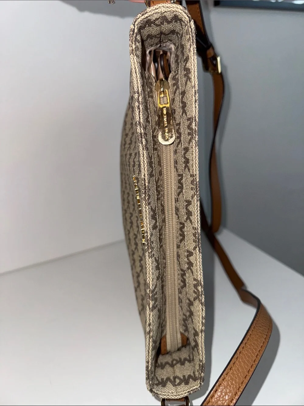 Michael Kors Jet Set Travel Messenger Bag